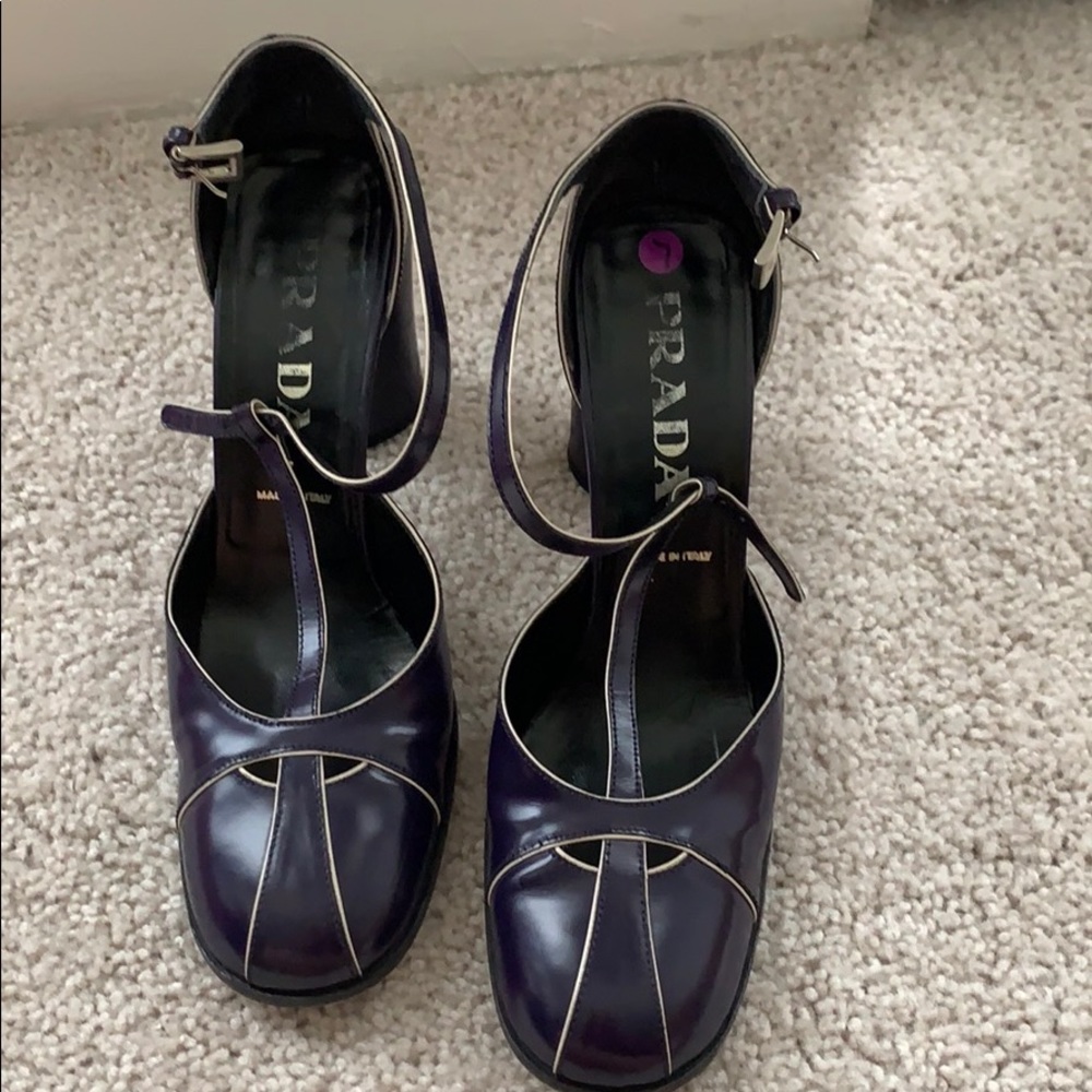 VINTAGE Prada pumps same style Legally Blonde